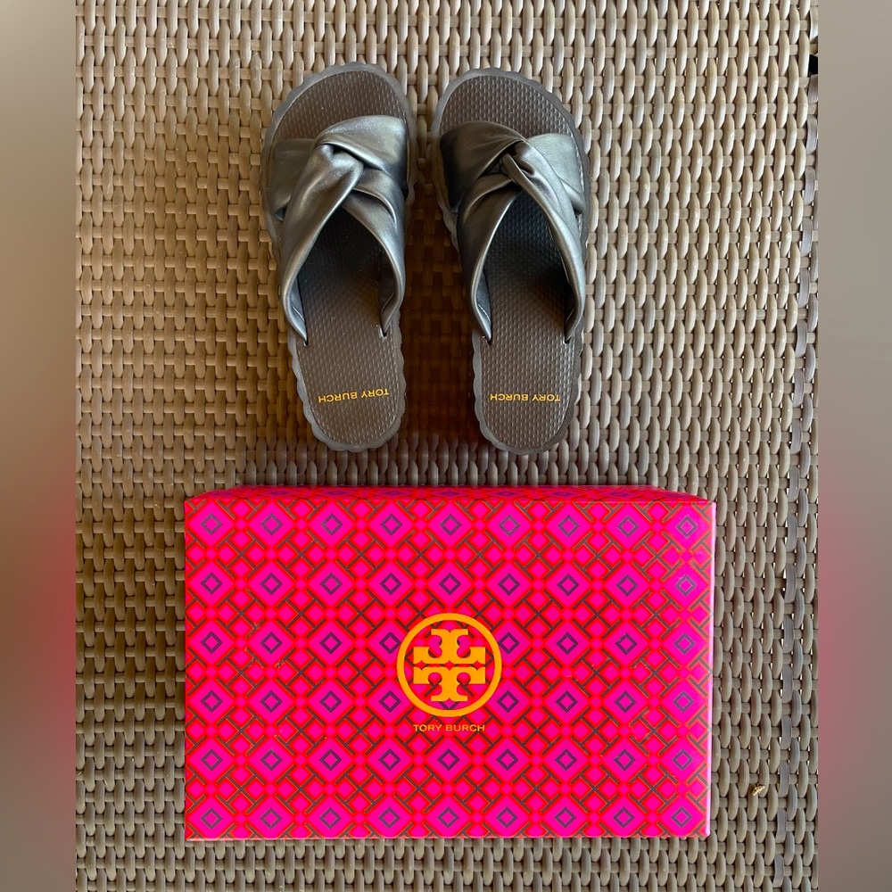 Tory Burch size 7 knotted scallop wedge slides